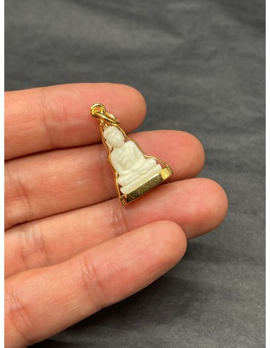 Petit Pendentif Bouddha en posture Dhyana Mudra style Ivoire et argent doré Dans la société mordern