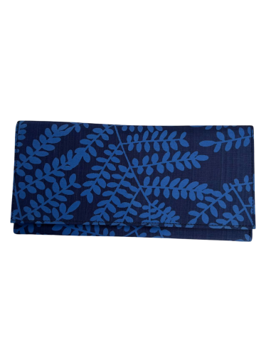 Pochette en soie cambodgienne bleu nuit aux motifs Acacia par Cambodia Art Scarf acheter en ligne