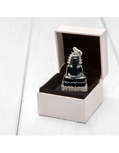 Pendentif Bouddha en posture Dhyana Mudra en pierre d'Onyx serti d'argent et de cristal Le MVP de beaucoup